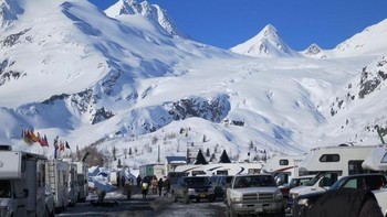 Prospect Creek, Alaska, AS. Tempat paling dingin di Amerika Serikat ini merupakan pemukiman kecil yang berada di 289 km sebelah utara dari Fairbanks, Alaska. Dengan iklim sub-arktik yang mengakibatkan musim dingin jauh lebih lama dari musim panas, populasi dari tempat ini sendiri sudah semakin sedikit. -62 derajat Celsius merupakan suhu terendah di Prospect Creek. (Foto: Internet)  
