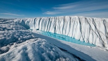 Eismitte, Greenland Dalam sebuah ekspedisi, suhu paling rendah di tempat ini mencapai -85 derajat Celsius yang terjadi pada Maret. Sedangkan suhu terhangat berada di angka -1,8 derajat Celsius pada Juli. Jika dirata-rata, Februari menjadi bulan yang paling dingin (-47,2 derajat Celsius), sementara bulan paling hangat terjadi pada Juli (-12,2 derajat Celsius).  