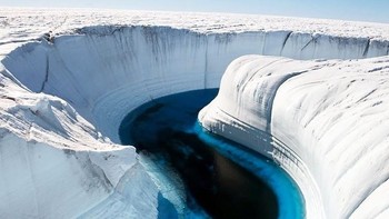 North Ice, Greenland. North Ice merupakan lokasi yang sempat dijadikan stasiun penelitian milik British North Greenland Expedition. Dengan ketinggian berada di 2.341 meter di atas permukaan laut, tempat ini mencatat suhu terdinginnya pada angka -66 derajat Celsius. (Foto: Internet)  