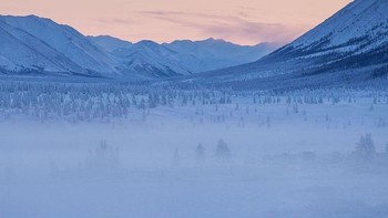 Oymyakon, Rusia. Tempat ini merupakan kota terdingin dari negara paling dingin di dunia. Dataran di daerah yang memiliki iklim sub-arktik ini terlapisi dengan es secara permanen. Pada 1924, peneliti asal Rusia bernama Sergey Obrychev mencatat suhu terdingin di tempat tersebut yang mencapai -71,2 derajat Celsius, yang merupakan suhu terendah di tempat berpopulasi di seluruh dunia. (Foto: Internet)  