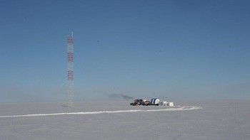 Plateau Station, Antartika. Tempat ini sudah tidak aktif lagi menjadi basis penelitian yang sempat dioperasikan oleh Amerika Serikat. Pada Juli, suhu akan mencapai titik terendahnya dalam satu tahun kalender dibandingkan dengan bulan-bulan yang lain. Di daerah yang memiliki iklim kutub ini, suhu paling rendah yang pernah tercatat adalah -86,2 derajat celsius pada 20 Juli 1968. (Foto: Twitter/@iceadvices)  
