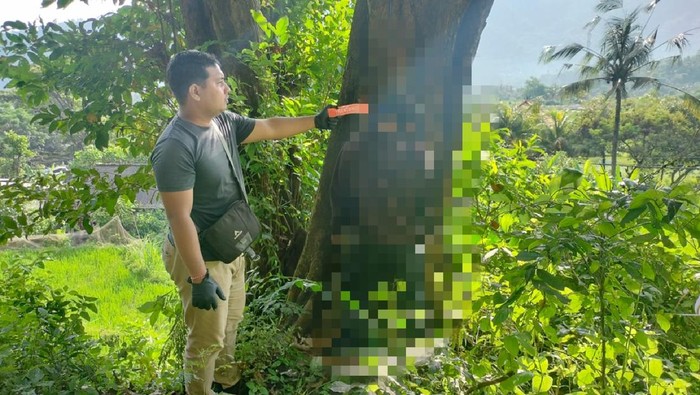 Polisi olah TKP di Desa Kertamamdala, Kecamatan Abang, Karangasem, tempat IKK gantung diri, Kamis (20/2/2025). (dok. Polres Karangasem)