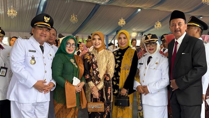 Bupati Blora Arief Rohman dan Wakil Bupati Sri Setyorini berfoto usai pelantikan di Istana Kepresidenan, Jakarta, Kamis (20/2/2025).