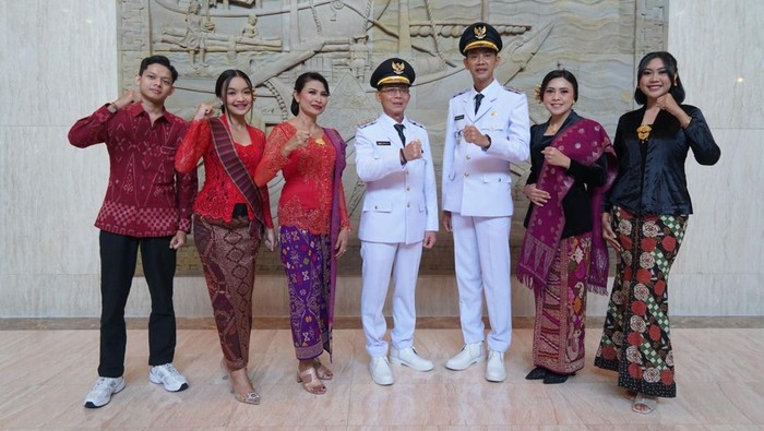 Bupati dan Wakil Bupati Klungkung, I Made Satria dan Tjokorda Gde Surya Putra, bersama keluarga di sela-sela pelantikan di Istana Negara, Jakarta, Kamis (20/2/2025). (Foto: Istimewa)