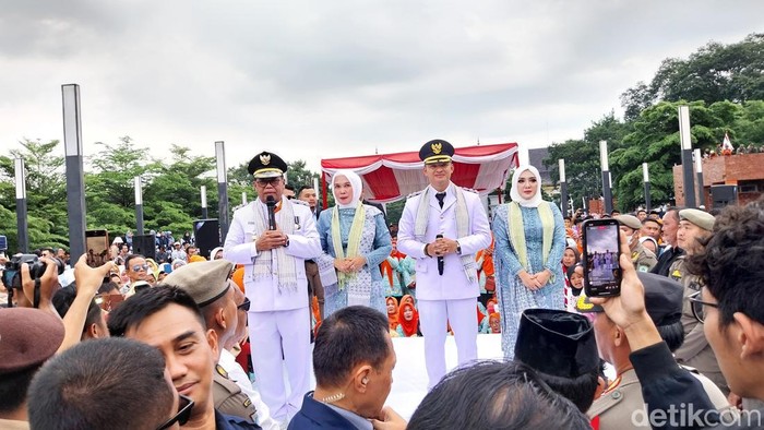 Bupati dan Wakil Bupati Majalengka Eman Suherman-Dena Muhamad Ramdhan saat menyampa warga di Alun-alun Majalengka.