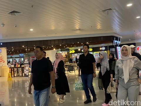 Bupati Grobogan, Setyo Hadi, tiba di Bandara Ahmad Yani Kota Semarang, Kamis (20/2/2025)  sore.