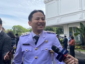 Bupati Trenggalek M Nur Arifin Dilantik Pakai Tongkat: Ada Sport Injury
