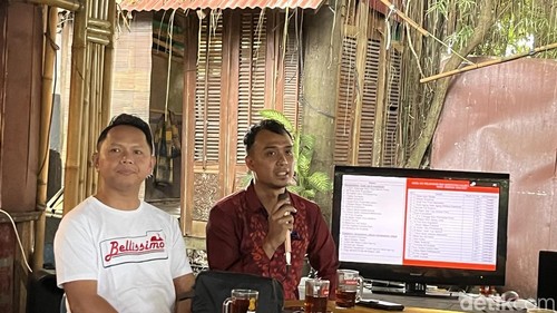 Calon anggota KPID Bali yang tidak lolos, I Made Sudarma dan I Gusti Ngurah Erlangga Bayu Rahmanda Putra di Kubu Kopi, Denpasar, Kamis (20/2/2025).
