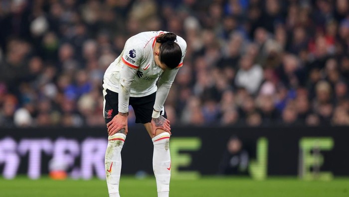 BIRMINGHAM, ENGLAND - FEBRUARY 19: Darwin Nunez of Liverpool reacts during the Premier League match between Aston Villa FC and Liverpool FC at Villa Park on February 19, 2025 in Birmingham, England. (Photo by Molly Darlington/Copa/Getty Images)