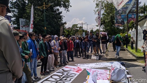 Para mahasiswa saat mengikuti aksi Indonesia Gelap di gerbang DPRD NTB, Kamis (20/2/2025).