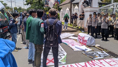 Demo mahasiswa di depan gedung DPRD NTB, Kamis (20/2/2025).