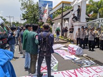 Demo Indonesia Gelap di DPRD NTB, Mahasiswa Bakar Keranda Prabowo-Gibran
