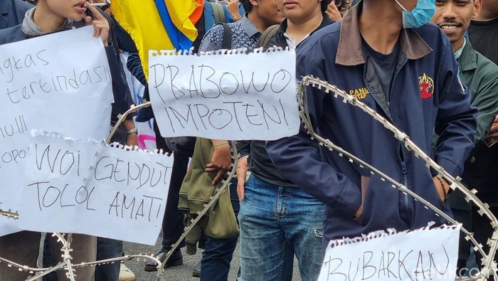 Demo mahasiswa tolak efisiensi anggaran di Surabaya