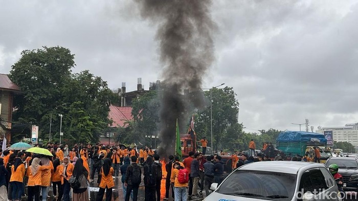 Demo mahasiswa UNM di Jalan AP Pettarani Makassar.
