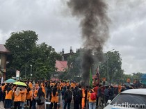 Mahasiswa UNM Makassar Demo Indonesia Gelap Kritik Kebijakan Prabowo-Gibran
