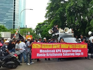 Hasto Ditahan, Massa Gertak Sujud Syukur di Depan KPK