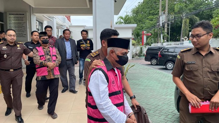 Dua tersangka kasus dugaan korupsi di Lamongan