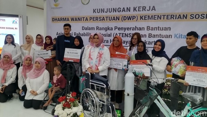 DWP Kemensos beri bantuan ke penerima manfaat di Sentra Handayani Jaktim. (Maulani/detikcom)