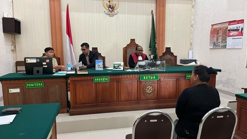 Eleonore Victoria Bernadus menjalani sidang di PN Denpasar, Rabu (19/2/2025). Eleonore dinilai bersalah lantaran membuang sembilan anjing di Pantai Mertasari, Denpasar. (Foto: Dok Sintesia).