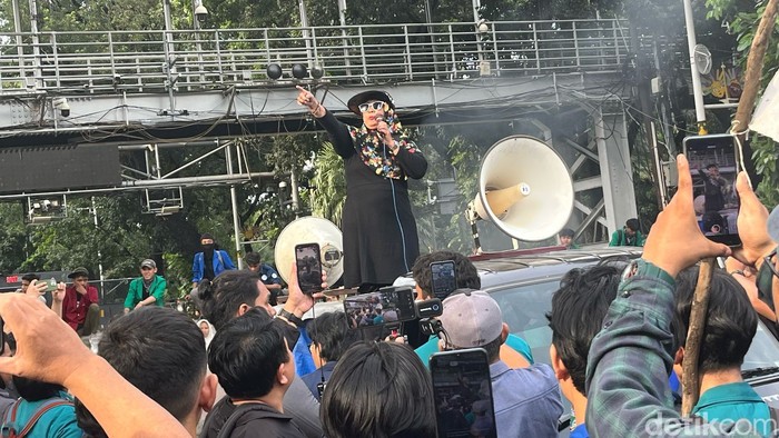 Emak-emak berorasi di demo Indonesia Gelap 20 Februari 2025. (Rumondang Naibaho/detikcom)