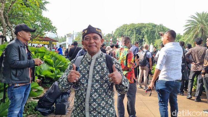 Endang Firmandaus (60), Warga Kepulauan Riau itu mengaku sengaja datang di momen pelantikan di Monas karena hendak memberikan hadiah untuk Gubernur Kepri Ansar Ahmad. (Taufiq/detikcom).