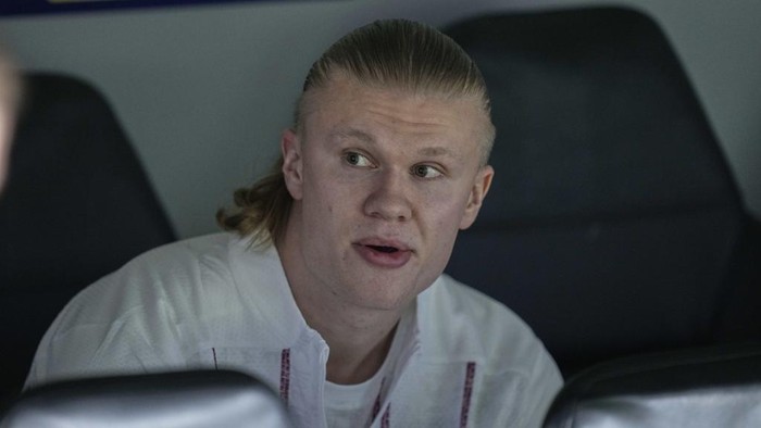 Manchester Citys Erling Haaland sits on the bench ahead of the Champions League playoff second leg soccer match between Real Madrid and Manchester City at the Santiago Bernabeu Stadium in Madrid, Spain, Wednesday, Feb. 19, 2025. (AP Photo/Bernat Armangue)