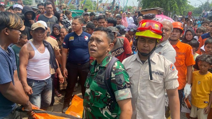 Evakuasi mayat bocah di Pasuruan yang ditemukan di muara sungai