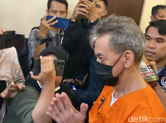 Fariz RM berbaju tahanan Fariz RM berbaju tahanan