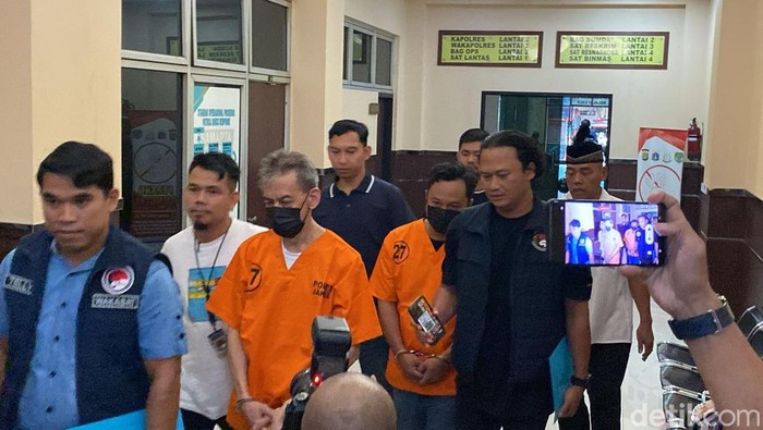 Fariz RM dan mantan sopirnya berbaju tahanan usai diciduk terkait kasus narkoba.