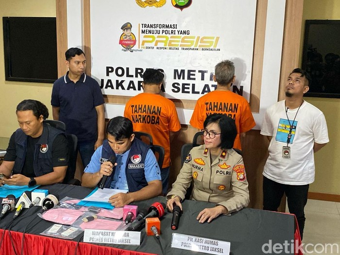 Fariz RM dan mantan sopirnya berbaju tahanan usai diciduk terkait kasus narkoba.