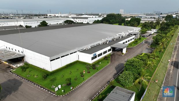 Foto udara memperlihatkan Pabrik PT Sanken Indonesia di Kawasan Industri MM2100, Cikarang, Jawa Barat, Kamis (20/2/2025). Pabrik PT Sanken Indonesia akan menghentikan produksi pada Juni 2025. Saat ini, aktivitas produksi masih berlangsung. (CNBC Indonesia/Tias Budiarto)