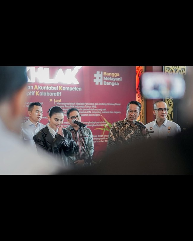 Penyanyi bernama asli Agnes Monica ini juga melengkapi gayanya dengan gaya rambut yang sleek.  (Foto: Instagram/@agnezmo)