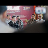 Penyanyi bernama asli Agnes Monica ini juga melengkapi gayanya dengan gaya rambut yang sleek.  (Foto: Instagram/@agnezmo)