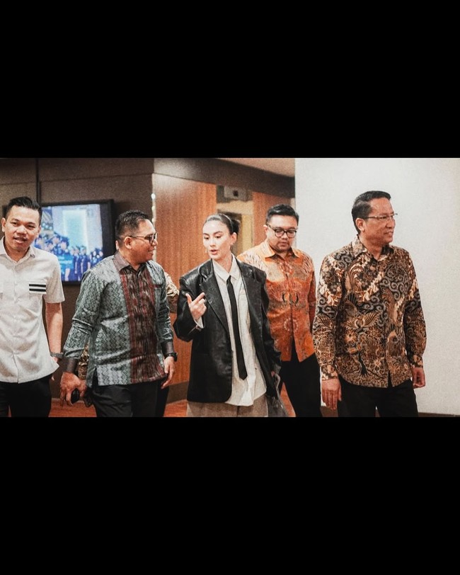 Di tengah kisruh soal royalti yang menimpanya, Agnez Mo diundang oleh Kementerian Hukum untuk menghadiri pertemuan yang membahas Undang-Undang Hak Cipta serta Hak Kekayaan Intelektual bersama penyanyi dan musisi lain, Rabu (19/2/2025). Momen tersebut tak dilewatkan Agnez Mo dengan penampilannya yang biasa. (Foto: Instagram/@agnezmo)