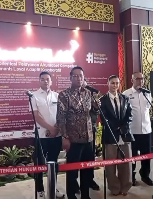 Sebagai sentuhan akhir, tidak ketinggalan dasi hitam yang mempertegas aura lady boss. Tak hanya atasan, bawahannya pun berpotongan loose.  (Foto: Instagram/@agnezmo)