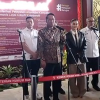 Sebagai sentuhan akhir, tidak ketinggalan dasi hitam yang mempertegas aura lady boss. Tak hanya atasan, bawahannya pun berpotongan loose.  (Foto: Instagram/@agnezmo)