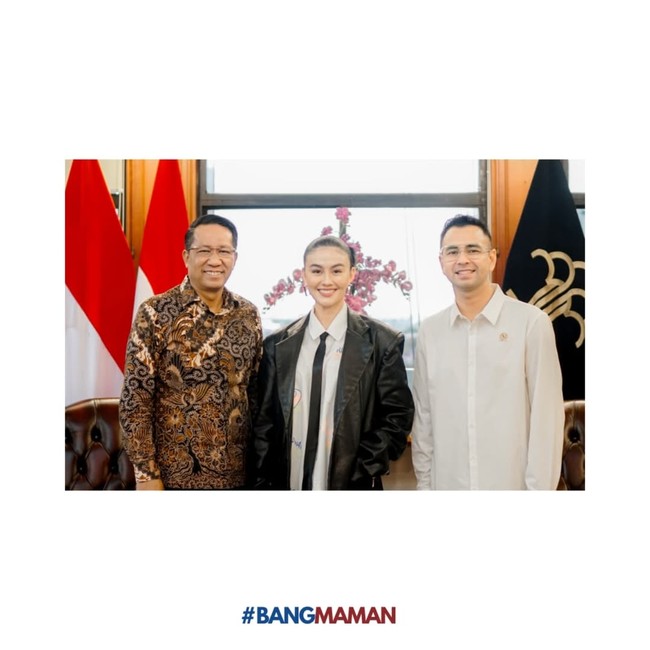 Dalam keterangan foto di Instagram @agnezmo, ia mengucapkan terima kasih kepada Menteri Hukum Supratman Andi Agtas untuk kesempatan audiensi tersebut. Momen tersebut menjadi kesempatan bagi penyanyi 38 tahun itu untuk mengeluarkan aspirasi sekaligus pembelajaran. Sadar hukum itu bukan hanya penting, tapi juga sebuah keharusan.Kamu tidak bisa menjadi guru yang baik, kalau kamu tidak mau menjadi murid yang baik terlebih dahulu, tulisnya. (Foto: Instagram/@supratman08)