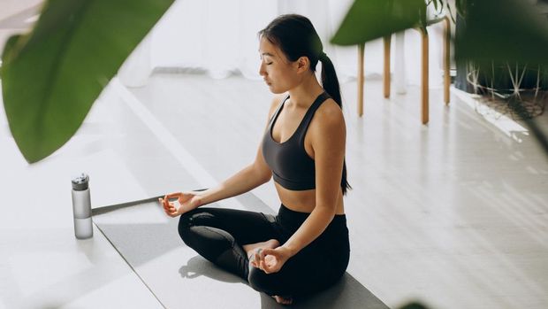 Gerakan Yoga yang Bisa Dilakukan Sendiri di Rumah Beserta Manfaatnya