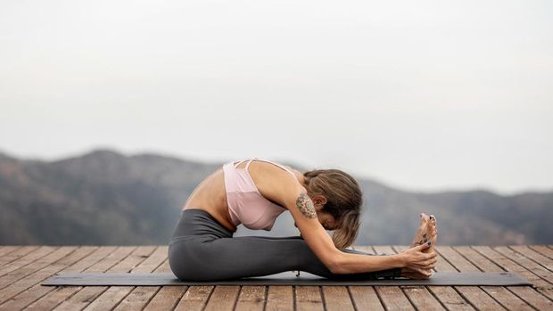 Gerakan Yoga yang Bisa Dilakukan Sendiri di Rumah Beserta Manfaatnya