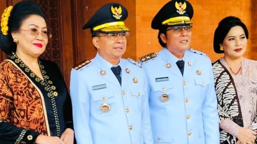 Gubernur Bali Wayan Koster dan Wakil Gubernur I Nyoman Giri Prasta foto bersama saat pelantikan kepala daerah di Istana Negara, Jakarta, Kamis (20/2/2025).