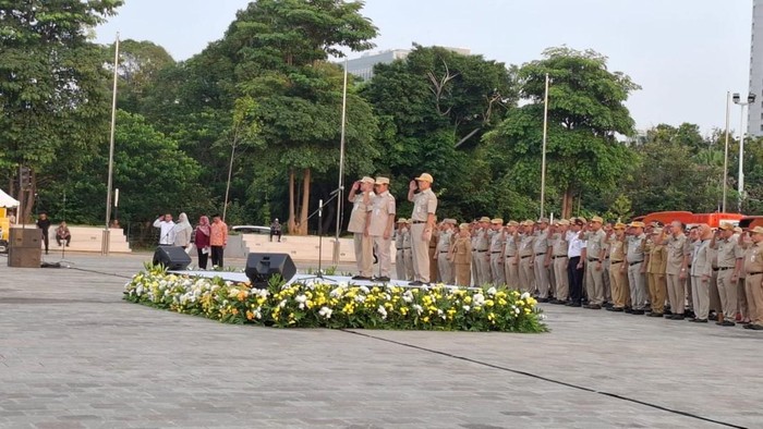 Gubernur dan Wakil Gubernur Jakarta, Pramono Anung dan Rano Karno menjadi pemimpin apel di Plaza Monas.