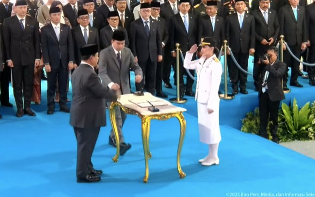 Sherly Tjoanda Laos dilantik sebagai Gubernur Maluku Utara oleh Presiden Prabowo Subianto bersama dengan 961 kepala daerah lainnya di Istana Merdeka Jakarta, Kamis, (20/2/2025). Foto: Gubernur Maluku Utara Sherly Tjoanda Laos saat dilantik Presiden Prabowo Subianto. (dok. YouTube Sekretariat Presiden)