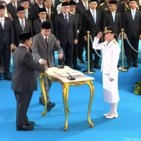 Sherly Tjoanda Laos dilantik sebagai Gubernur Maluku Utara oleh Presiden Prabowo Subianto bersama dengan 961 kepala daerah lainnya di Istana Merdeka Jakarta, Kamis, (20/2/2025). Foto: Gubernur Maluku Utara Sherly Tjoanda Laos saat dilantik Presiden Prabowo Subianto. (dok. YouTube Sekretariat Presiden)