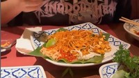 Penyanyi berusia 25 tahun ini tampil cantik saat mencicipi kuliner khas Thailand yaitu pad Thai. Foto: Instagram @happy_asmara77