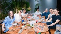 Bersama teman-temannya, Happy bagikan fotonya saat makan bareng di sebuah restoran. Foto: Instagram @happy_asmara77