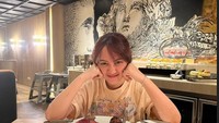 Menu olahan steak memang cukup favorit bagi Happy. Ia sengaja memilih tingkat kematangan steak medium rare. Foto: Instagram @happy_asmara77