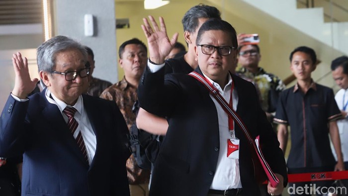 Sekjen PDIP Hasto Kristiyanto tiba di Gedung KPK, Jalan Kuningan Persada, Jakarta Selatan, Kamis (20/2/2025) pukul 09.53 WIB. Hasto mengenakan setelan jas hitam.