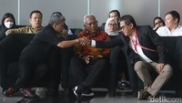 Hakim tidak menerima gugatan tersebut. Hakim menyatakan praperadilan yang diajukan Hasto kabur dan tidak jelas. Kini, Hasto kembali mengajukan gugatan praperadilan. Dia mengajukan dua gugatan ke PN Jaksel. 