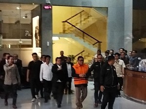 Potret Hasto Kini Berompi Tahanan Oranye KPK