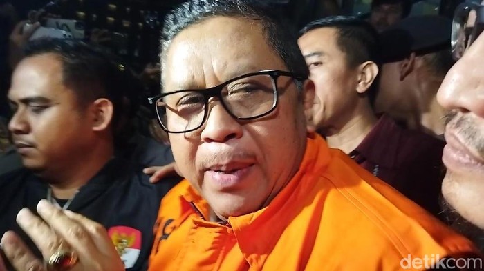 Hasto Kristiyanto pakai rompi oranye KPK. (Kurniawan Fadilah/detikcom).